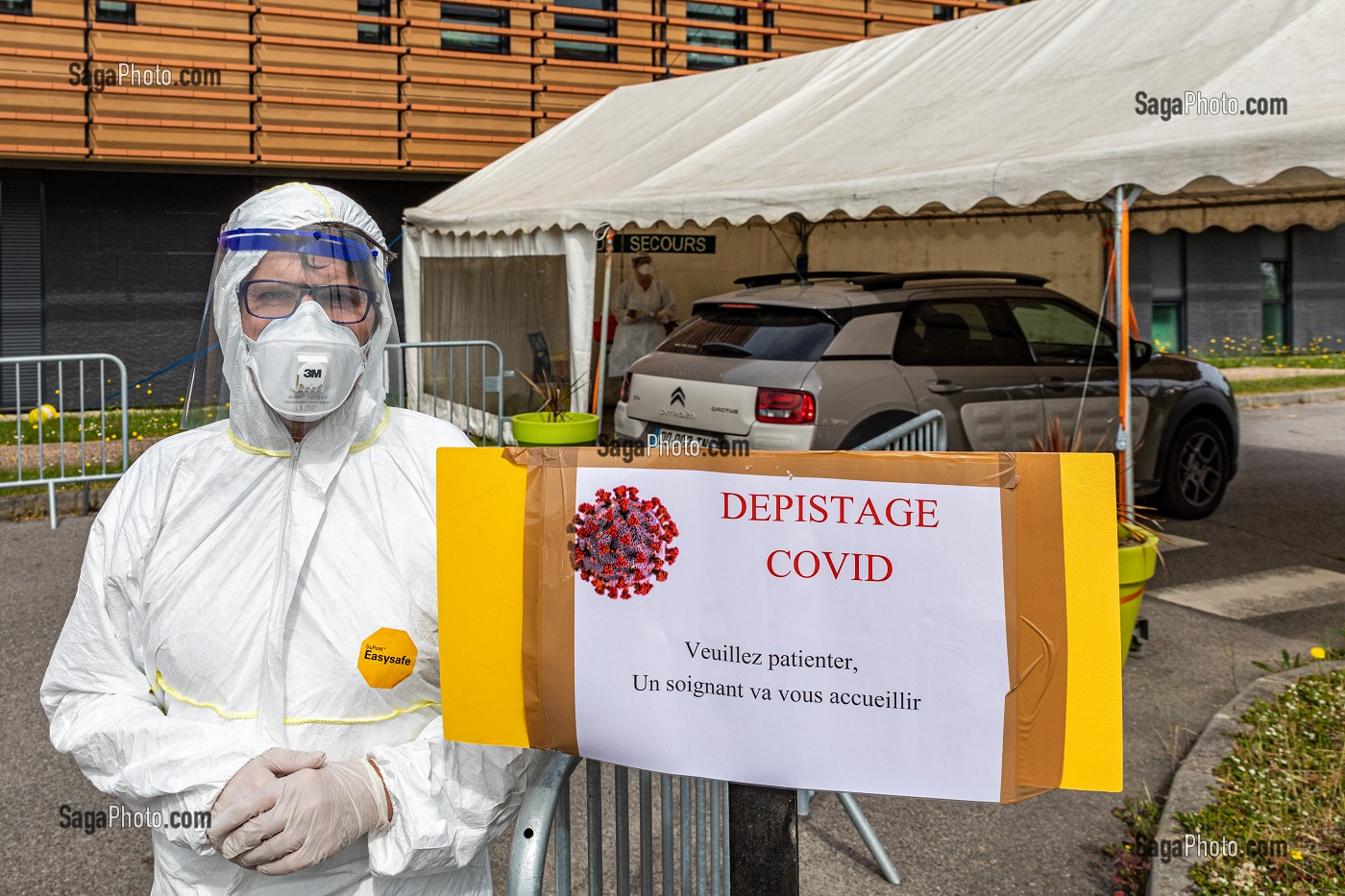 DRIVE DE DEPISTAGE COVID-19 MIS EN PLACE PAR LE DOCTEUR URGENTISTE DOMINIQUE MARTIN, CENTRE HOSPITALIER DE VERNEUIL-SUR-AVRE, VERNEUIL-SUR-AVRE, EURE, NORMANDIE, FRANCE, EUROPE 