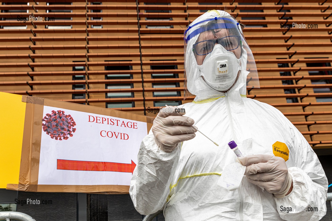 DOCTEUR DOMINIQUE MARTIN A MIS EN PLACE LE DRIVE DE DEPISTAGE A VERNEUIL-SUR-AVRE, DRIVE DE DEPISTAGE COVID-19, CENTRE HOSPITALIER DE VERNEUIL-SUR-AVRE, VERNEUIL-SUR-AVRE, EURE, NORMANDIE, FRANCE, EUROPE 
