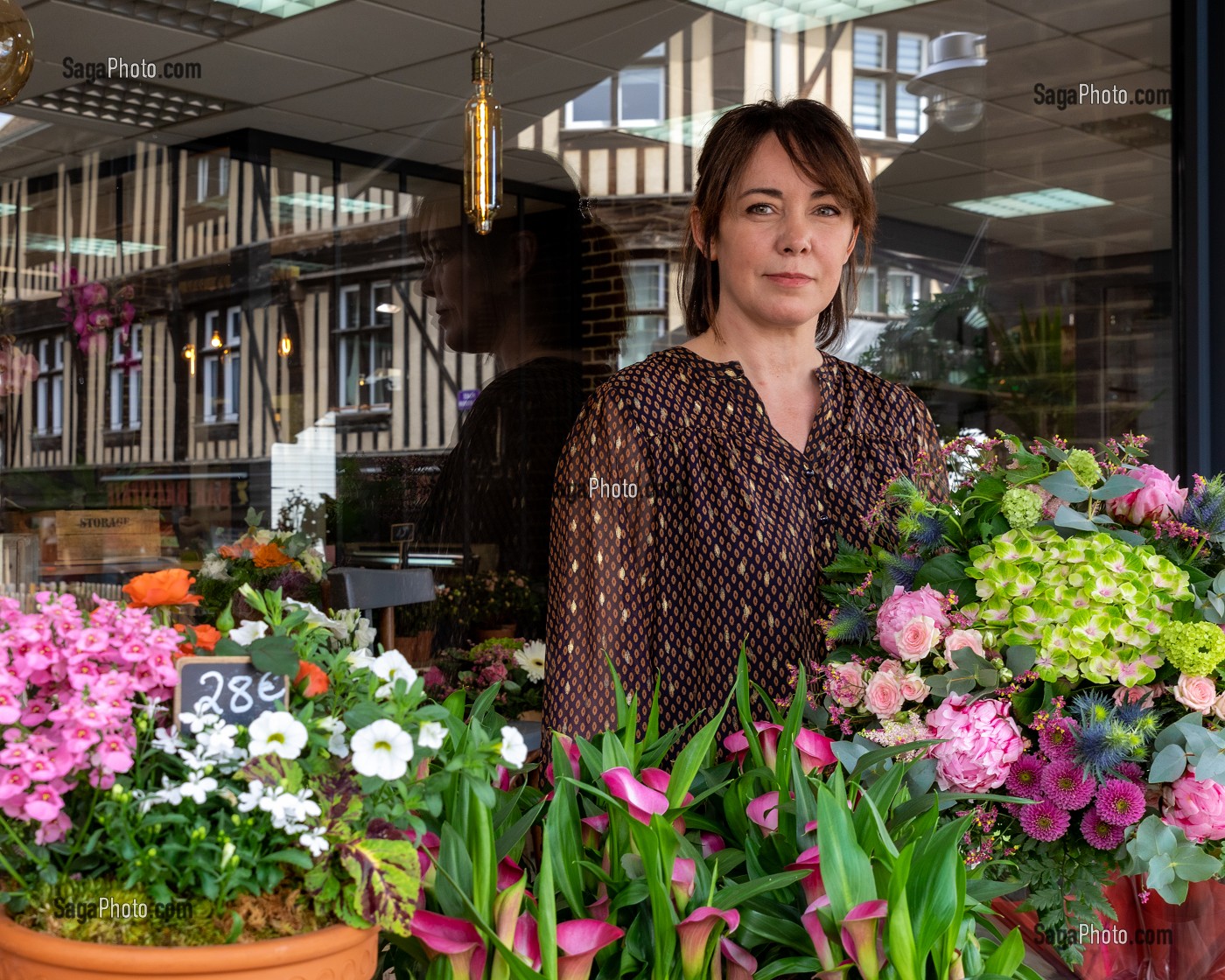 AURELIE FLEURISTE POSANT AVEC SES FLEURS DANS SON MAGASIN, VERNEUIL-SUR-AVRE, EURE, NORMANDIE, FRANCE, EUROPE 