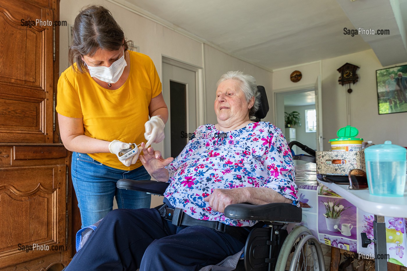 AUDREY INFIRMIERE LIBERALE FAIT SA TOURNEE JOURNALIERE CHEZ L'UNE DE SES PATIENTES, CHERONVILLIERS, EURE, NORMANDIE, FRANCE, EUROPE 