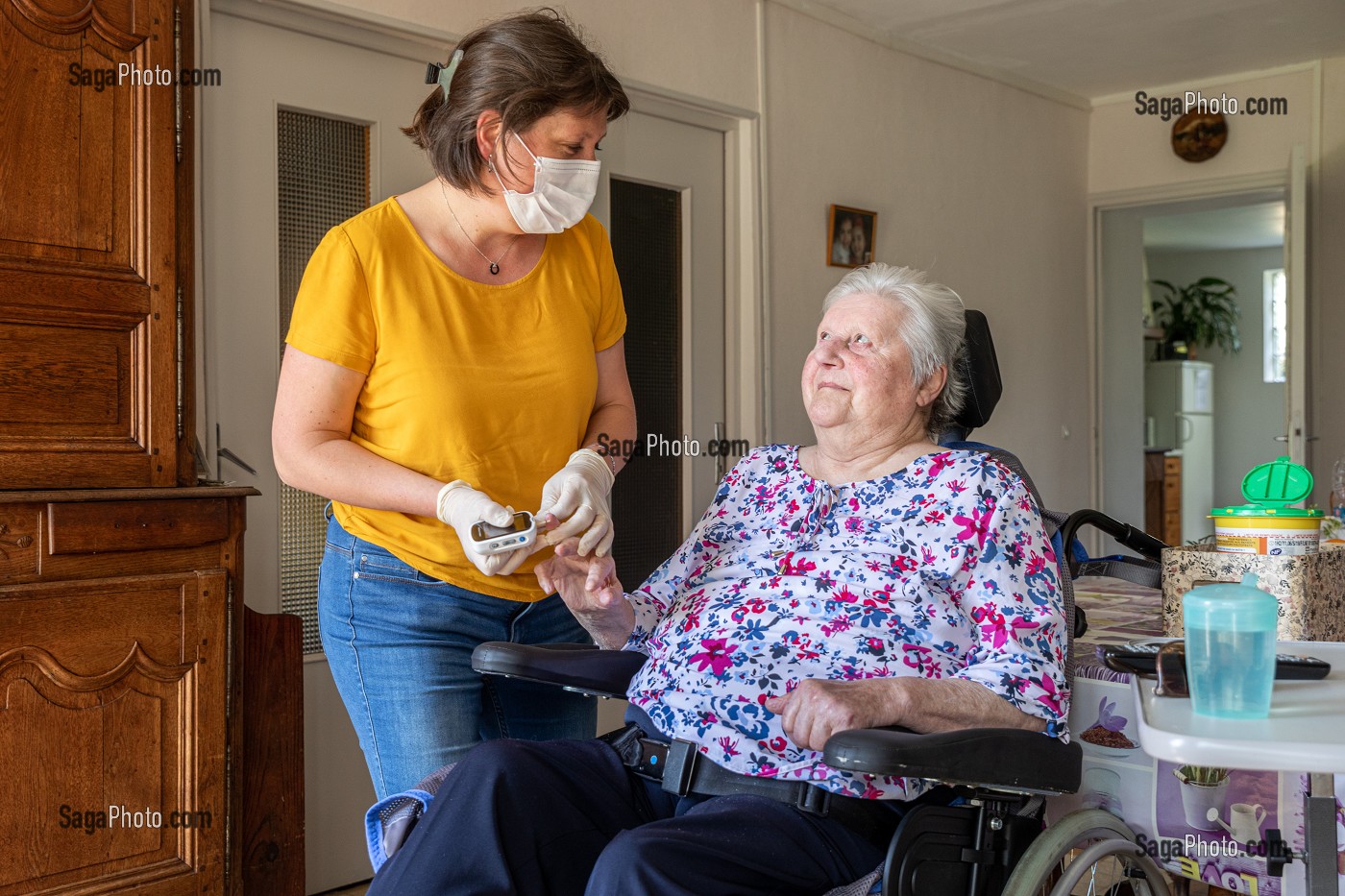 AUDREY INFIRMIERE LIBERALE FAIT SA TOURNEE JOURNALIERE CHEZ L'UNE DE SES PATIENTES, CHERONVILLIERS, EURE, NORMANDIE, FRANCE, EUROPE 