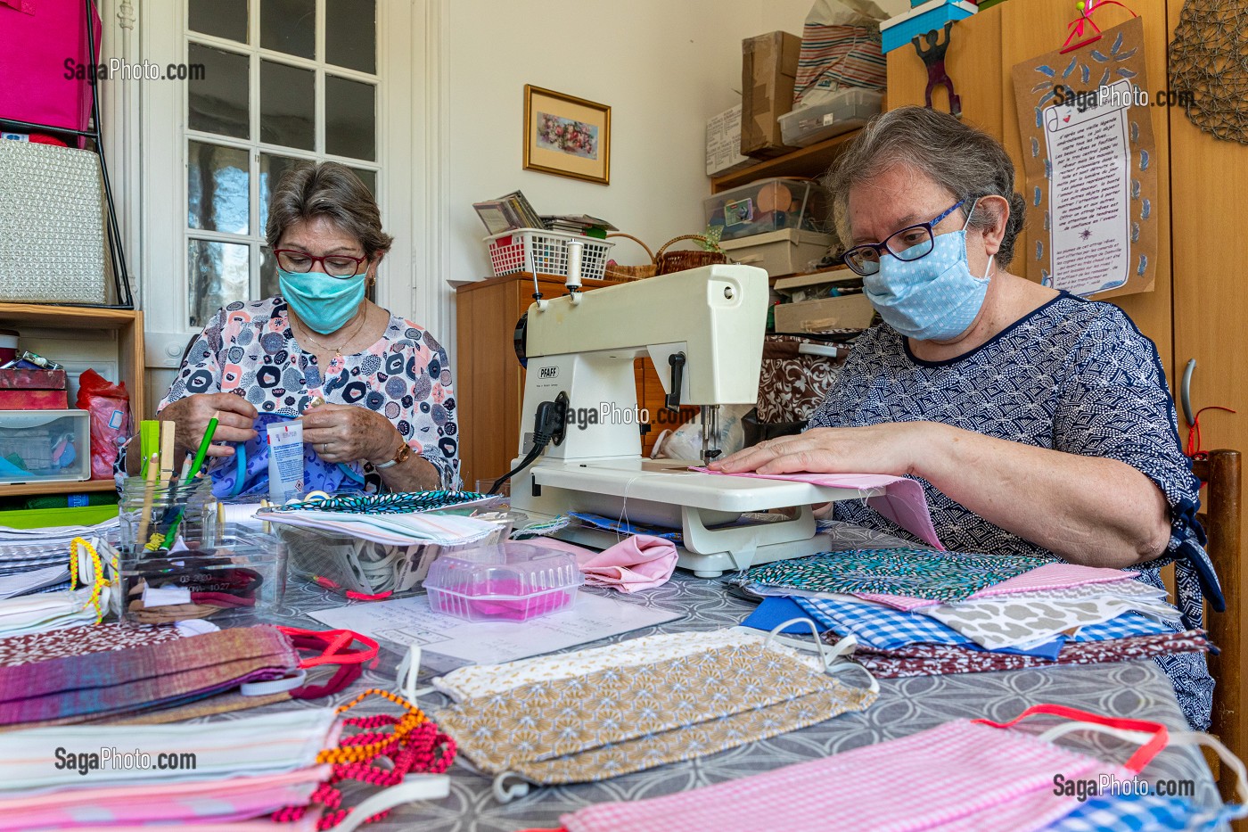 EVELYNE ET MICHELE COUTURIERES BENEVOLES DE MASQUE CONTRE LE COVID-19, MESNIL-SUR-ITON, EURE, NORMANDIE, FRANCE, EUROPE 