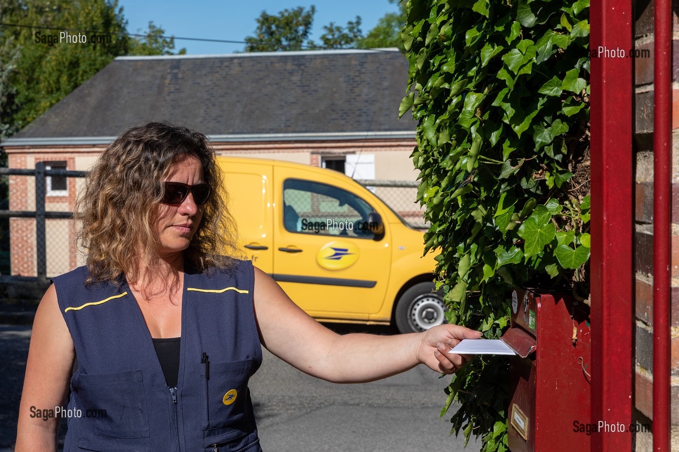 FACTRICE QUI SA TOURNEE, POSTE LE COURRIER, RUGLES, EURE, NORMANDIE, FRANCE, EUROPE 