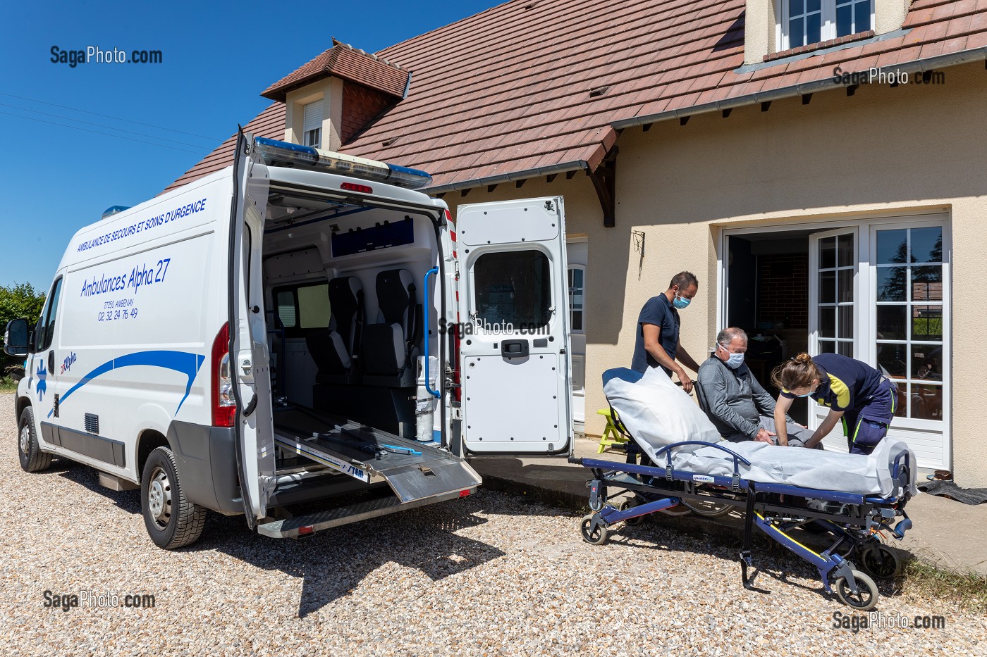 AMBULANCE, ALPHA27, INTERVENTION CHEZ L'HABITANT, PRISE EN CHARGE, AMBENAY, EURE, NORMANDIE, FRANCE, EUROPE 