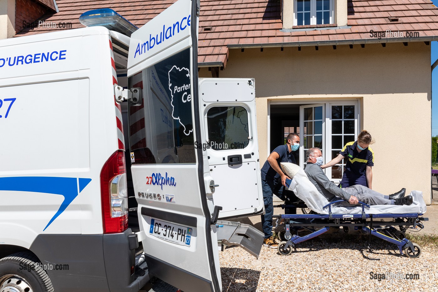 AMBULANCE, ALPHA27, INTERVENTION CHEZ L'HABITANT, PRISE EN CHARGE, AMBENAY, EURE, NORMANDIE, FRANCE, EUROPE 