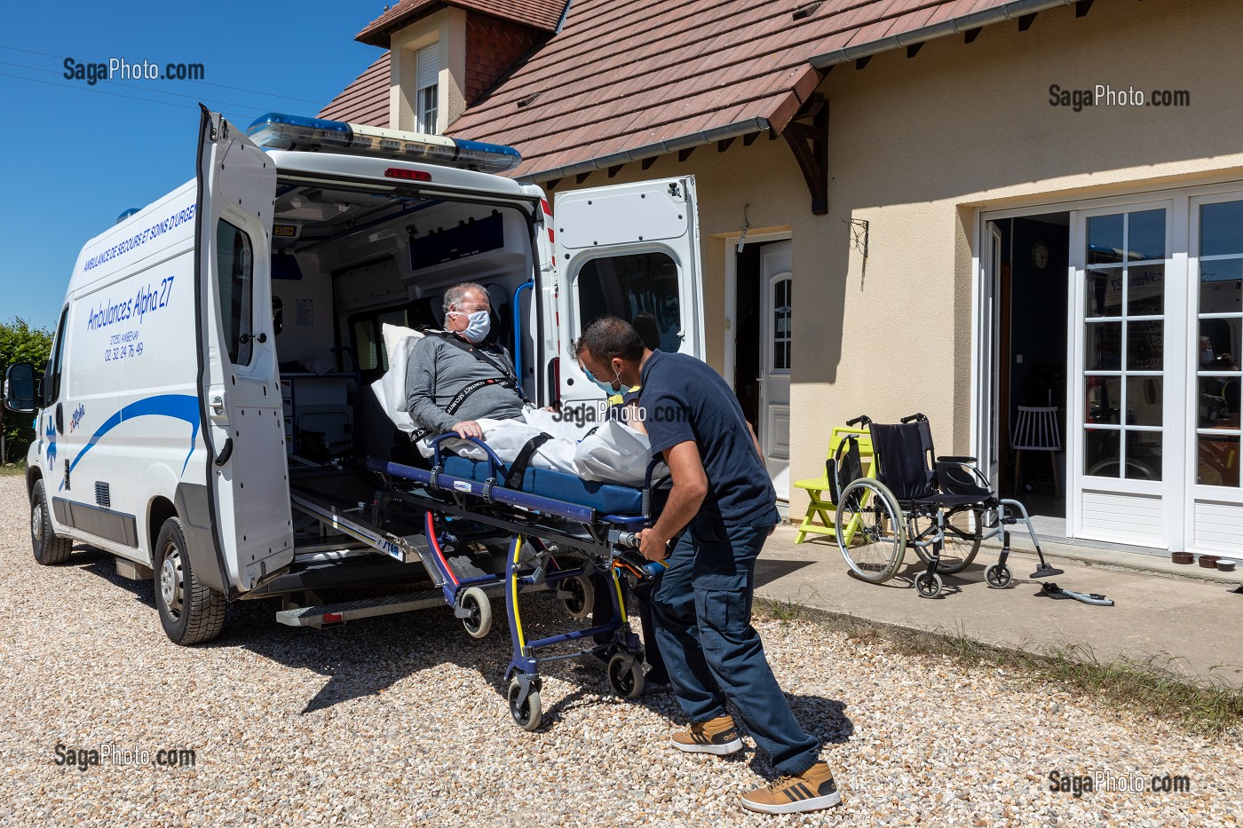 AMBULANCE, ALPHA27, INTERVENTION CHEZ L'HABITANT, PRISE EN CHARGE EN PERIODE DE COVID-19, AMBENAY, EURE, NORMANDIE, FRANCE, EUROPE 