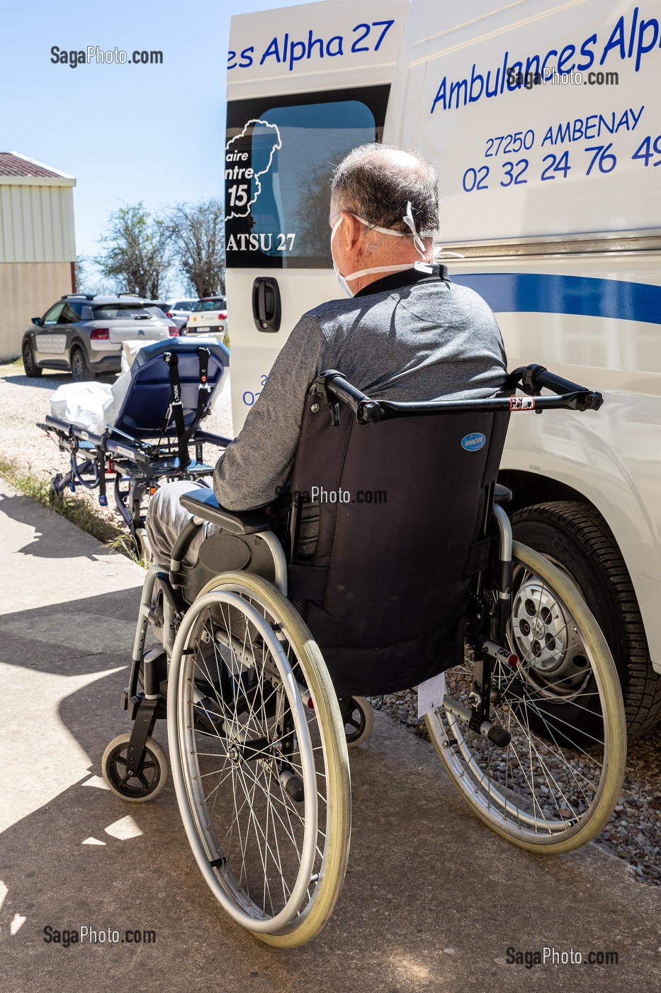 AMBULANCE, ALPHA27, INDIVIDU EN FAUTEUIL ROULANT, AMBENAY, EURE, NORMANDIE, FRANCE, EUROPE 