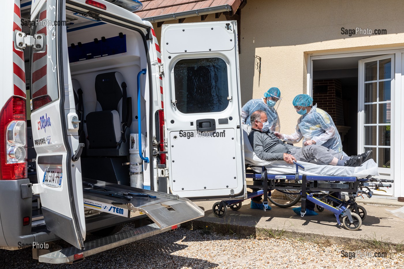 AMBULANCE, ALPHA27, INTERVENTION CHEZ L'HABITANT, SITUATION DE SUSPICION DE COVID-19, TRANSPORT DE LA VICTIME, AMBENAY, EURE, NORMANDIE, FRANCE, EUROPE 