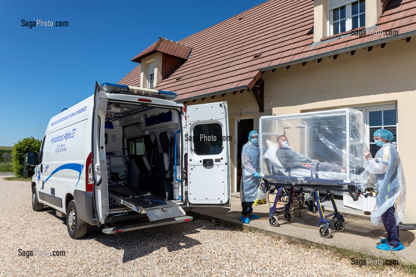 AMBULANCE, ALPHA27, INTERVENTION CHEZ L'HABITANT, SITUATION DE SUSPICION DE COVID-19, TRANSPORT DE LA VICTIME DANS UN CAISSON DE PROTECTION, AMBENAY, EURE, NORMANDIE, FRANCE, EUROPE 