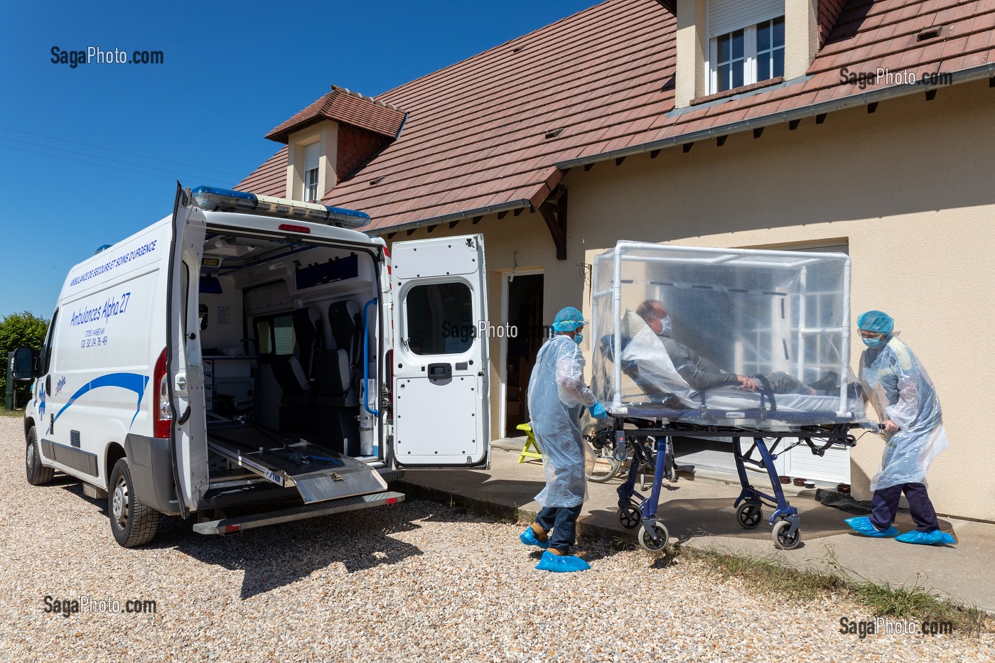 AMBULANCE, ALPHA27, INTERVENTION CHEZ L'HABITANT, SITUATION DE SUSPICION DE COVID-19, TRANSPORT DE LA VICTIME DANS UN CAISSON DE PROTECTION, AMBENAY, EURE, NORMANDIE, FRANCE, EUROPE 