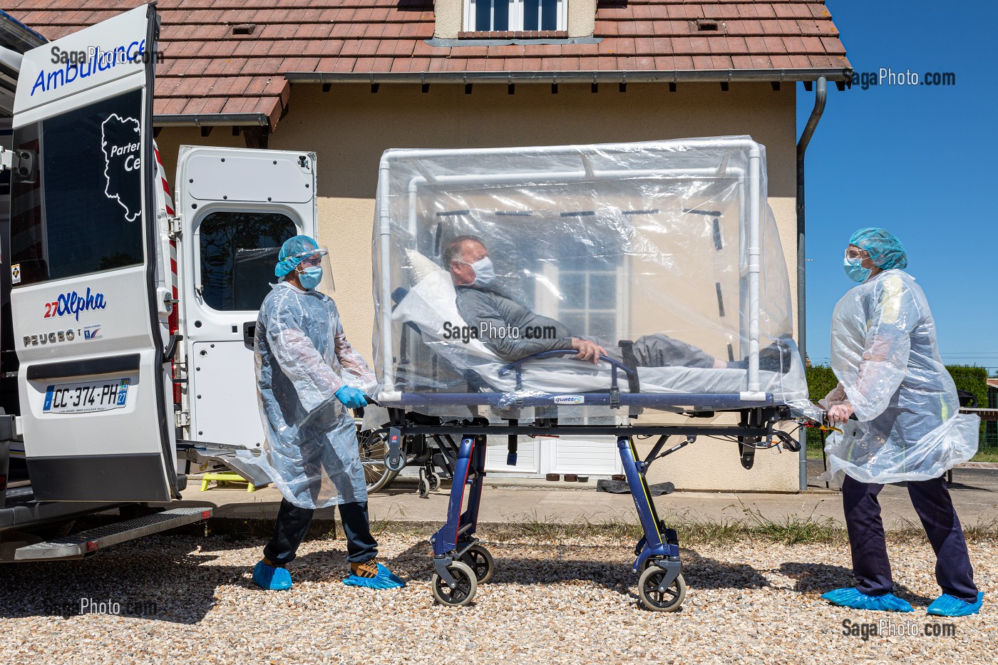 AMBULANCE, ALPHA27, INTERVENTION CHEZ L'HABITANT, SITUATION DE SUSPICION DE COVID-19, TRANSPORT DE LA VICTIME DANS UN CAISSON DE PROTECTION, AMBENAY, EURE, NORMANDIE, FRANCE, EUROPE 