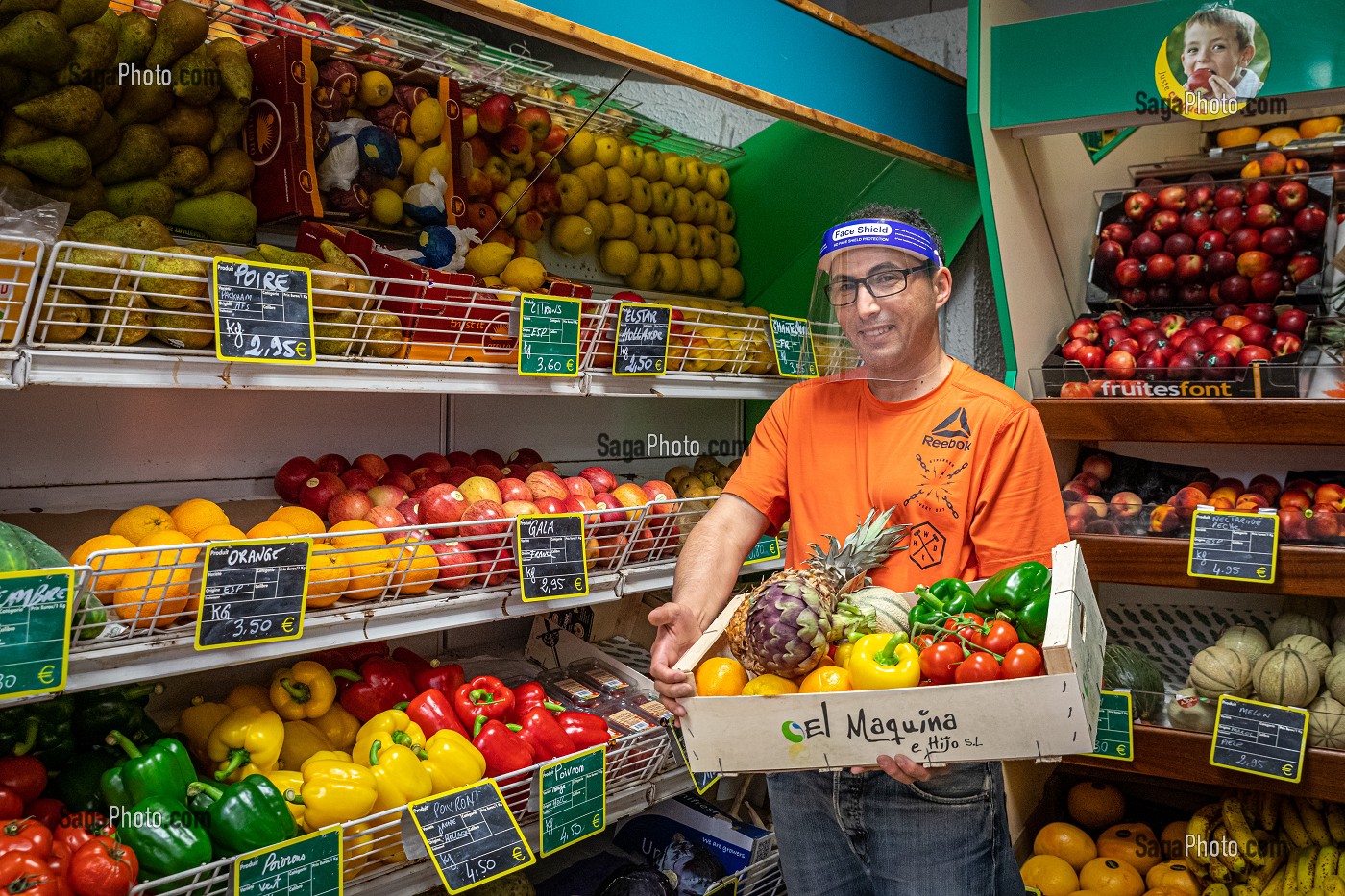 HASSAN DANS SON EPICERIE DEVANT L'ETAL DE FRUITS ET LEGUMES, RUGLES, EURE, NORMANDIE, FRANCE, EUROPE 