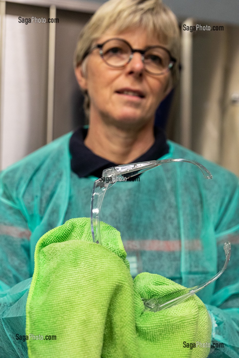 DESINFECTION DE LUNETTES PAR UNE SAPEUR-POMPIER EN BLOUSE, SERVICE DEPARTEMENTAL D'INCENDIE ET DE SECOURS DE L'EURE, EVREUX, FRANCE 