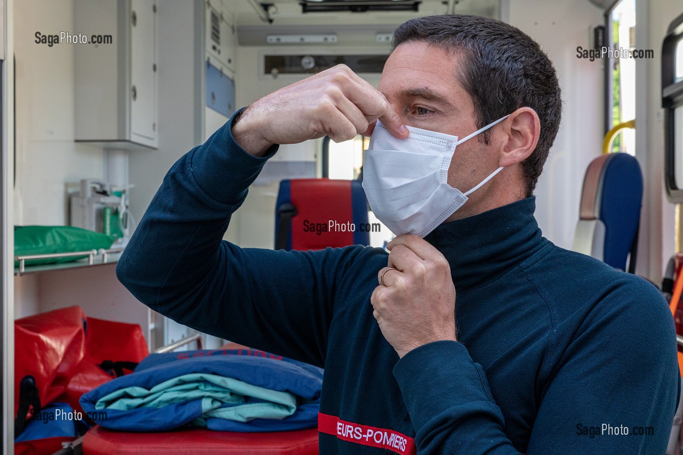 BONNE PRATIQUE POUR LA POSE DU PORT DU MASQUE CHIRURGICAL PAR UN SAPEUR-POMPIER, SERVICE DEPARTEMENTAL D'INCENDIE ET DE SECOURS DE L'EURE, EVREUX, FRANCE 