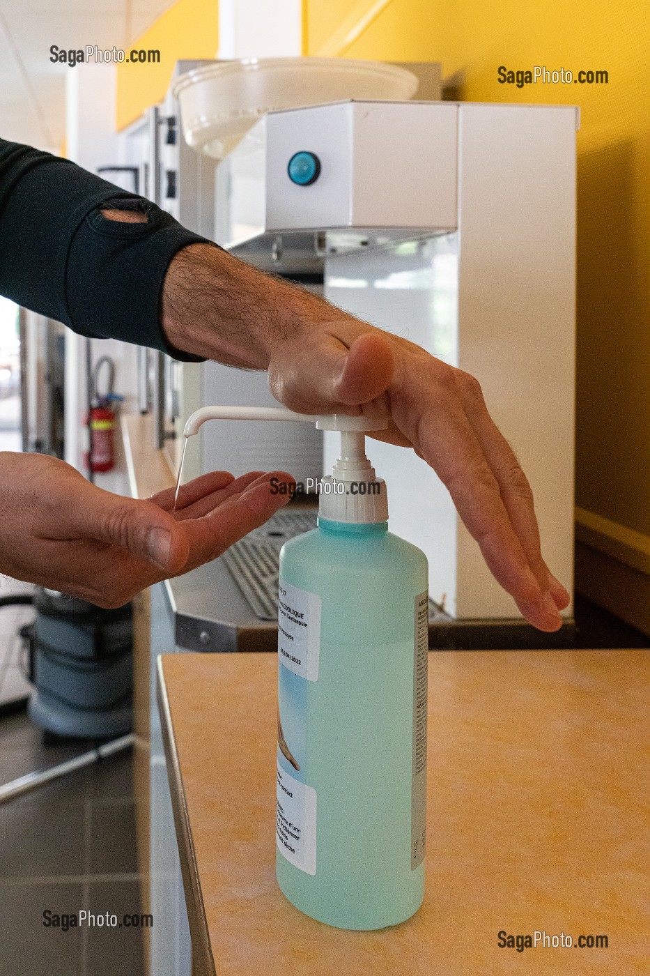 POINT PROPRETE, MESURE D'HYGIENE, LAVAGE DE MAIN AU GEL HYDROALCOOLIQUE, SERVICE DEPARTEMENTAL D'INCENDIE ET DE SECOURS DE L'EURE, EVREUX, FRANCE 