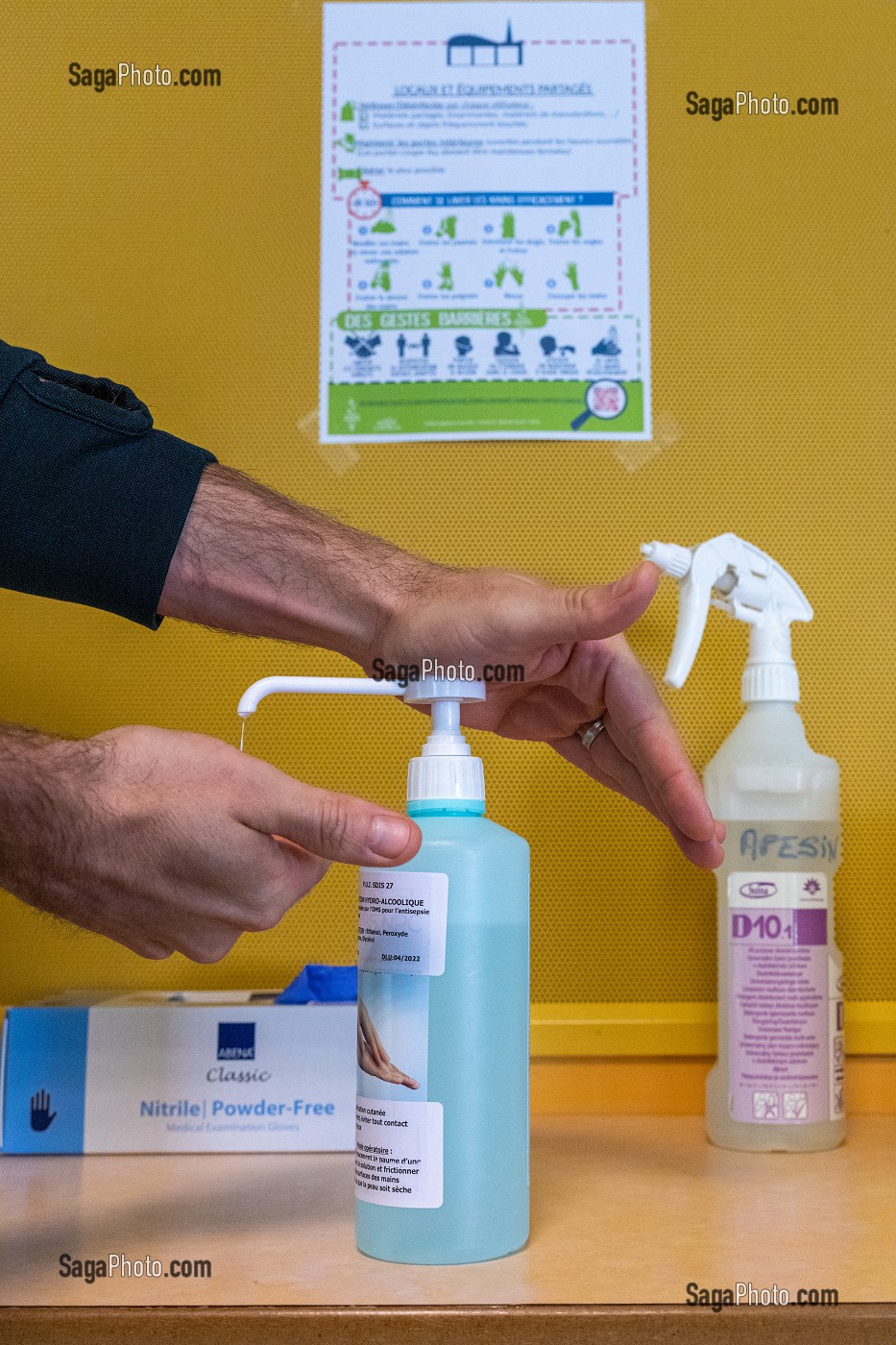 POINT PROPRETE, MESURE D'HYGIENE, LAVAGE DE MAIN AU GEL HYDROALCOOLIQUE, SERVICE DEPARTEMENTAL D'INCENDIE ET DE SECOURS DE L'EURE, EVREUX, FRANCE 