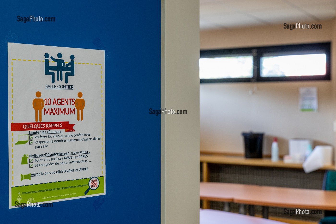 AFFICHE SUR LA PORTE DE LA SALLE DE REUNION, GESTES BARRIERES LIMITANT LE NOMBRE DE PERSONNES ET LES REGLES D'HYGIENE, SERVICE DEPARTEMENTAL D'INCENDIE ET DE SECOURS DE L'EURE, EVREUX, FRANCE 