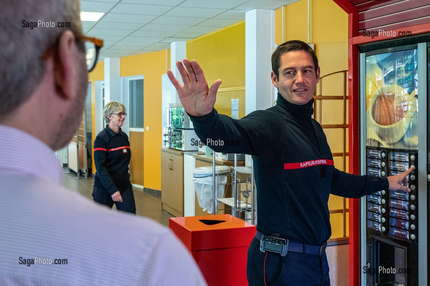 APPLICATION DE LA DISTANCIATION SOCIALE LORS D'UNE RENCONTRE A LA MACHINE A CAFE, SERVICE DEPARTEMENTAL D'INCENDIE ET DE SECOURS DE L'EURE, EVREUX, FRANCE 