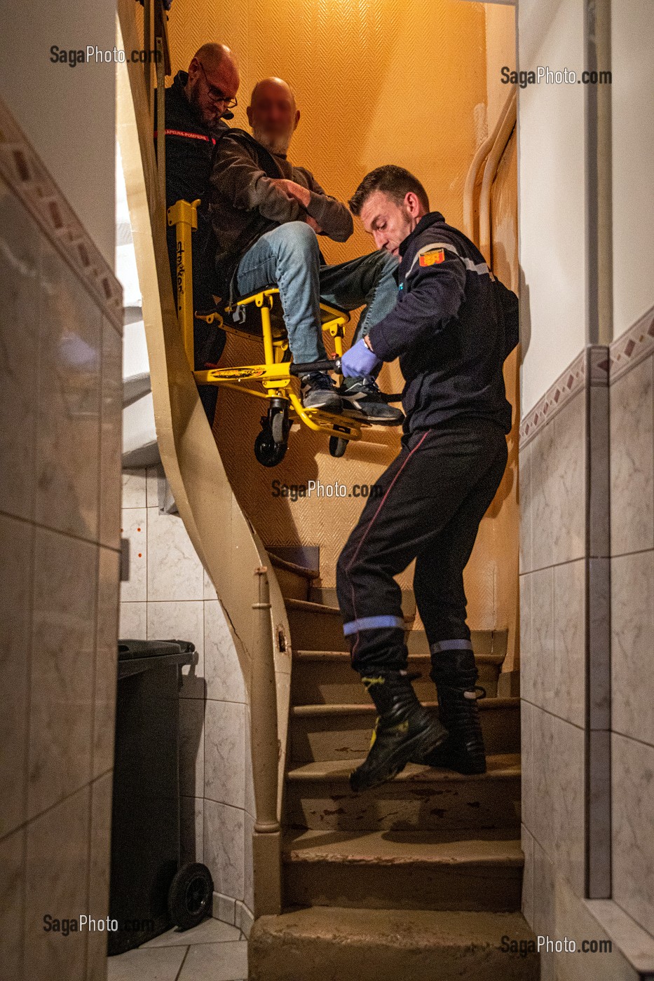 EVACUATION D'UNE VICTIME ALCOOLISEE AVEC LA CHAISE PAR L'ESCALIER, SAPEURS-POMPIERS DU CENTRE DE SECOURS DE LISIEUX, SDIS14, CALVADOS, FRANCE 