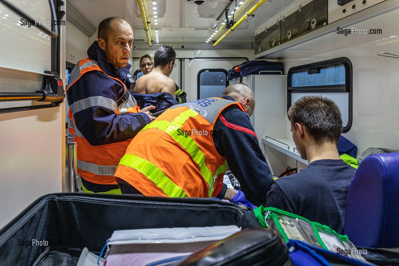 PRISE EN CHARGE POUR DE PERSONNES SUITE A UN ACCIDENT DE LA ROUTE, SAPEURS-POMPIERS DU CENTRE DE SECOURS DE LISIEUX, SDIS14, CALVADOS, FRANCE 