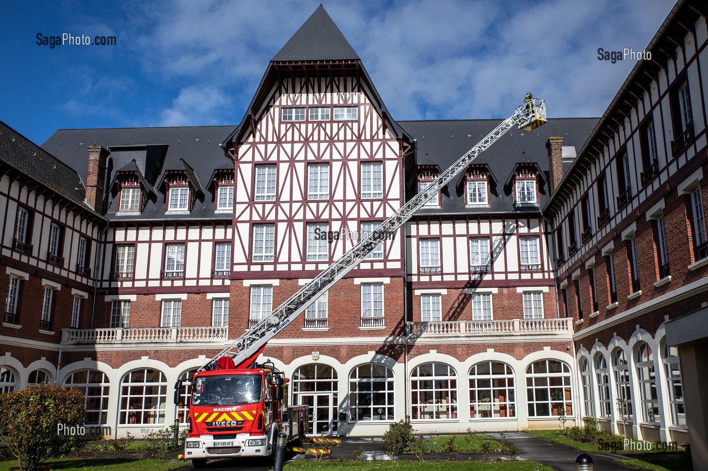 EXERCICE PREVENTION INCENDIE AVEC LA GRANDE ECHELLE, ERMITAGE SAINTE-THERESE, SAPEURS-POMPIERS DU CENTRE DE SECOURS DE LISIEUX, CALVADOS, FRANCE 