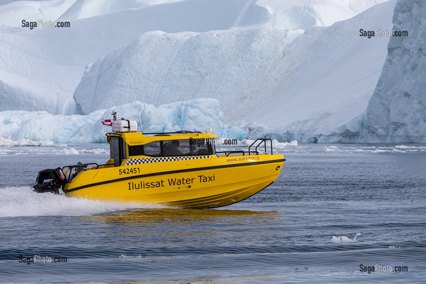 BATEAU TAXI (WATER TAXI) DEVANT LES ICEBERGS DU FJORD DE GLACE, GLACIER JAKOBSHAVN, LONG DE 65 KILOMETRES PROVENANT DE L’INLANDSIS, SERMEQ KUJALLEQ, ILULISSAT, GROENLAND 