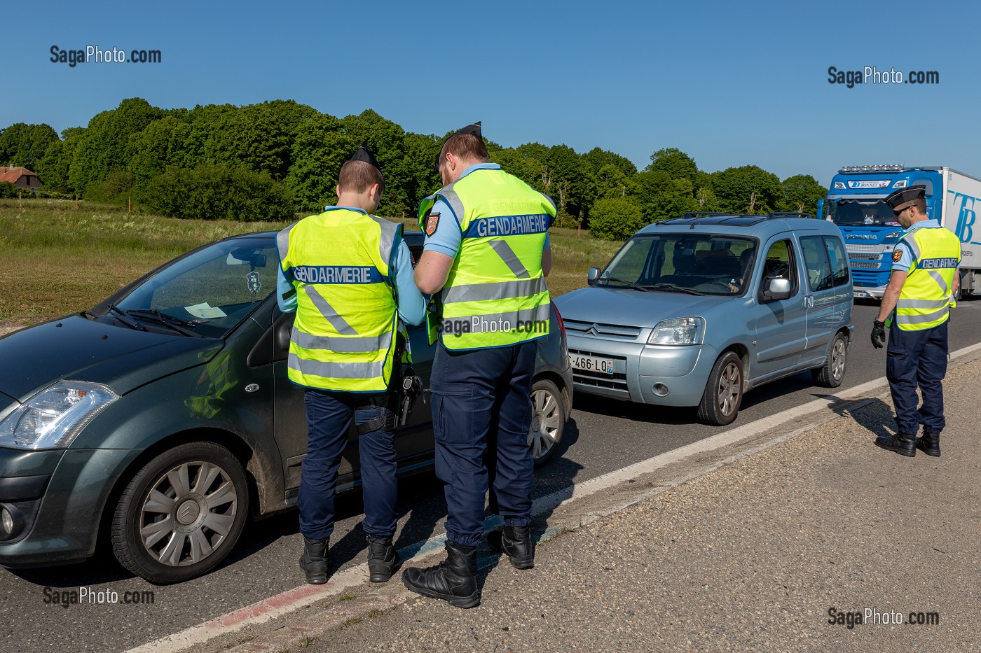 CONTROLE ROUTIER DE GENDARMERIE, VERIFICATION DE PAPIER PENDANT LE CONFINEMENT, VERNEUIL D'AVRE ET D'ITON, EURE, FRANCE 