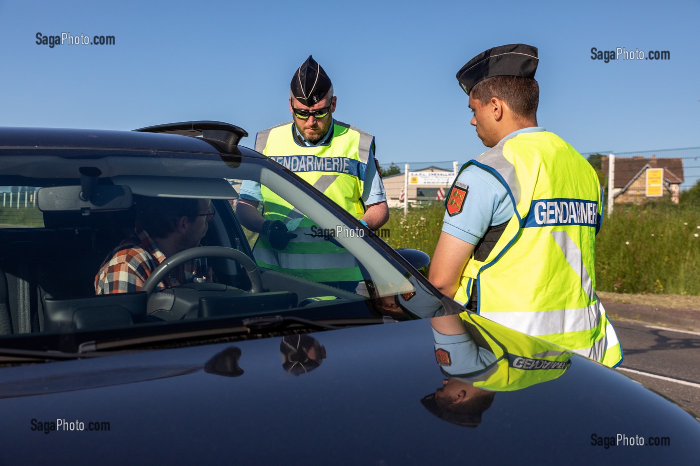 CONTROLE ROUTIER DE GENDARMERIE, VERIFICATION DE PAPIER PENDANT LE CONFINEMENT, RUGLES, EURE, FRANCE 