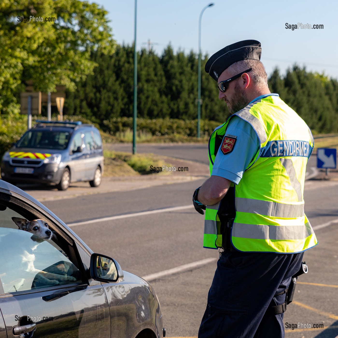 CONTROLE ROUTIER DE GENDARMERIE, VERIFICATION DE PAPIER PENDANT LE CONFINEMENT, RUGLES, EURE, FRANCE 