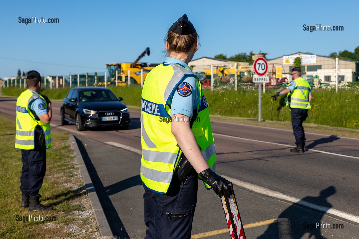 CONTROLE ROUTIER DE GENDARMERIE, VERIFICATION DE PAPIER PENDANT LE CONFINEMENT, RUGLES, EURE, FRANCE 