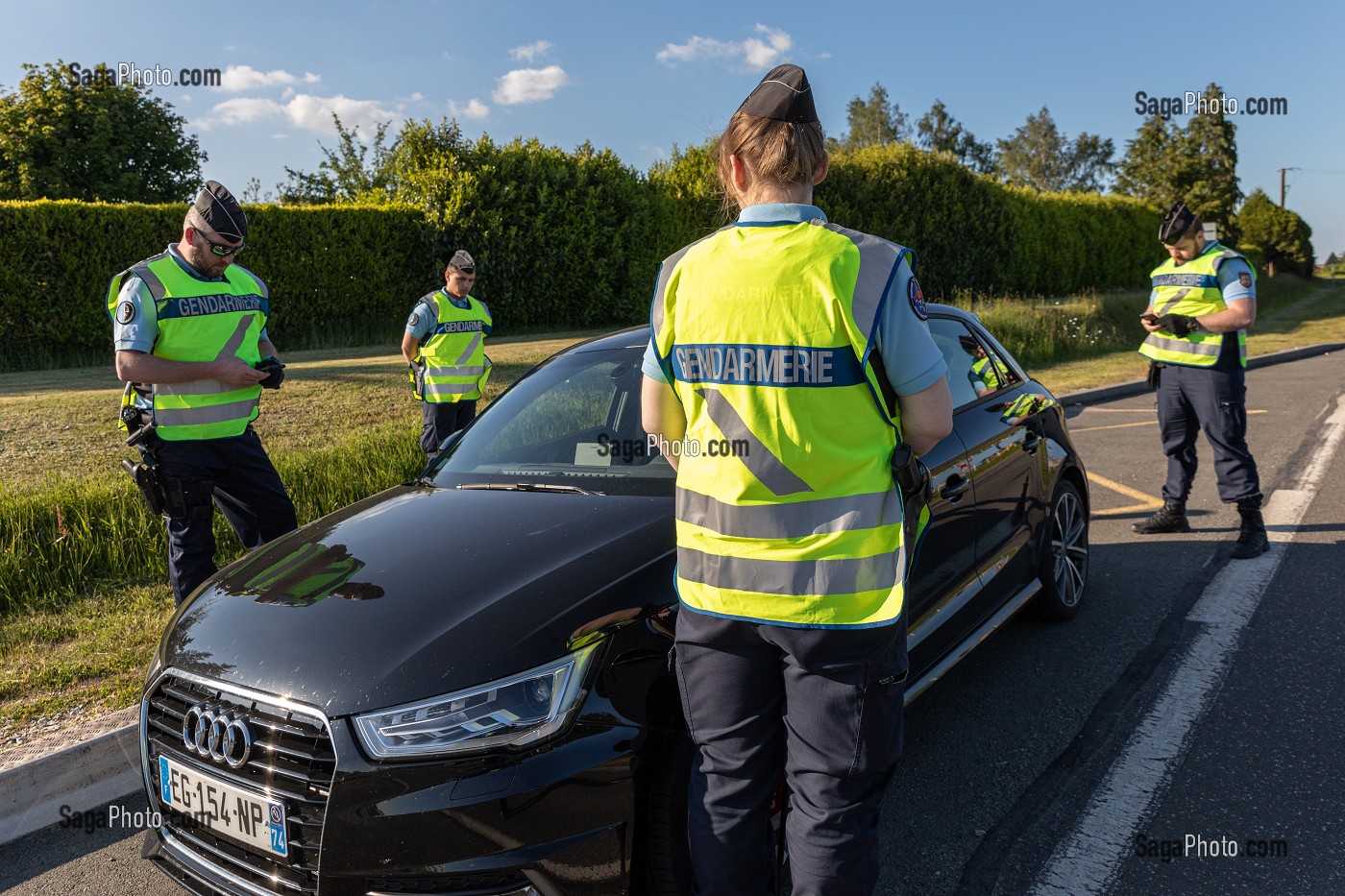 CONTROLE ROUTIER DE GENDARMERIE, VERIFICATION DE PAPIER PENDANT LE CONFINEMENT, RUGLES, EURE, FRANCE 