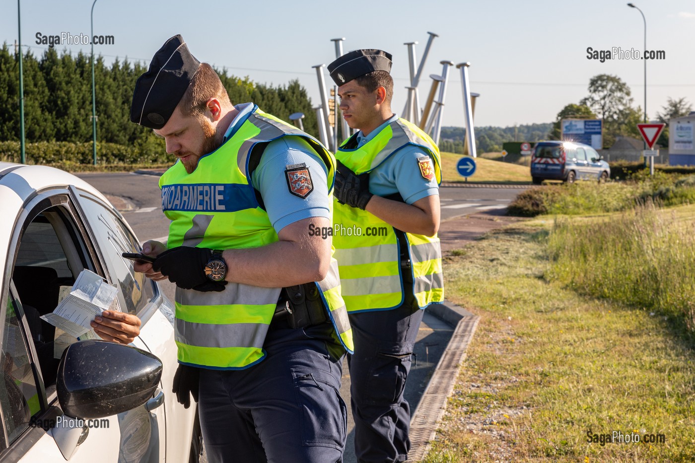 CONTROLE ROUTIER DE GENDARMERIE, VERIFICATION DE PAPIER PENDANT LE CONFINEMENT, RUGLES, EURE, FRANCE 