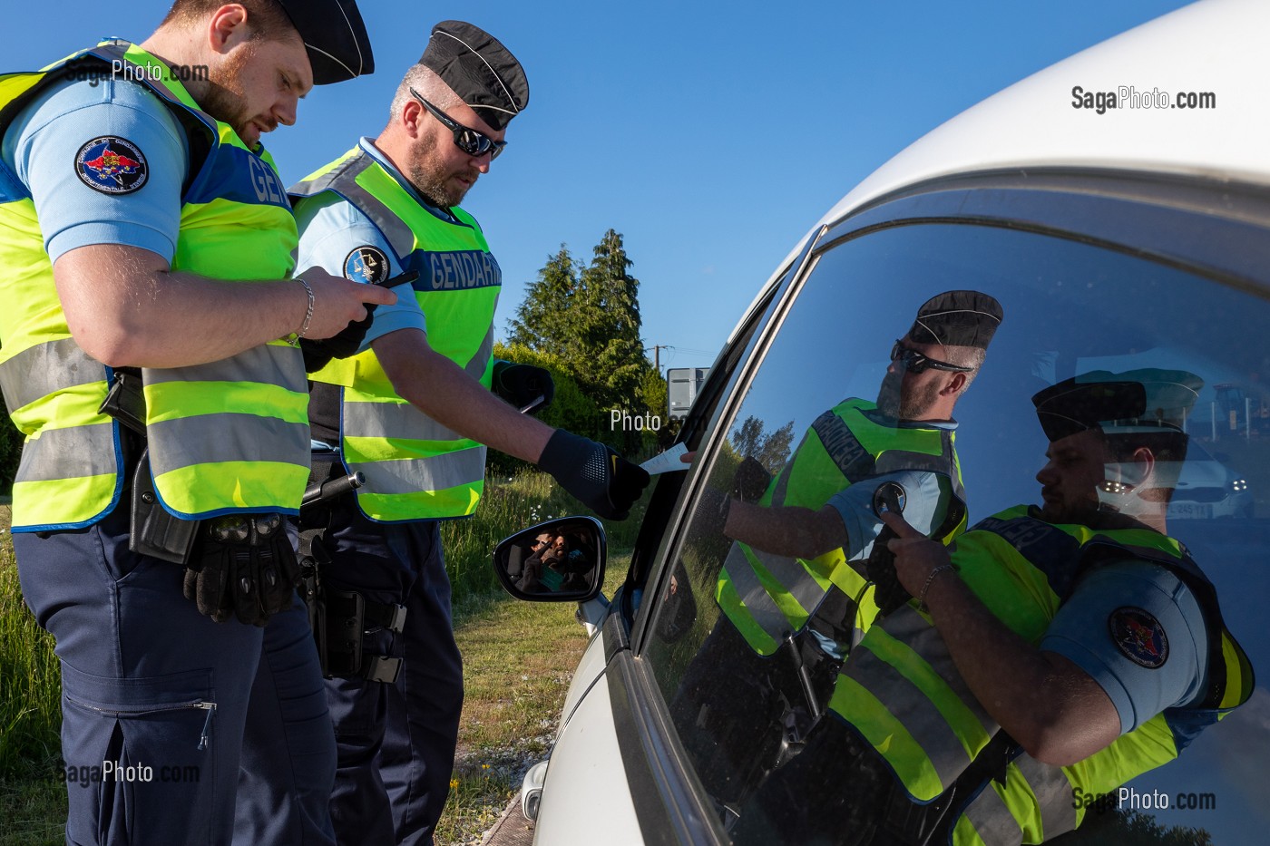 CONTROLE ROUTIER DE GENDARMERIE, VERIFICATION DE PAPIER PENDANT LE CONFINEMENT, RUGLES, EURE, FRANCE 