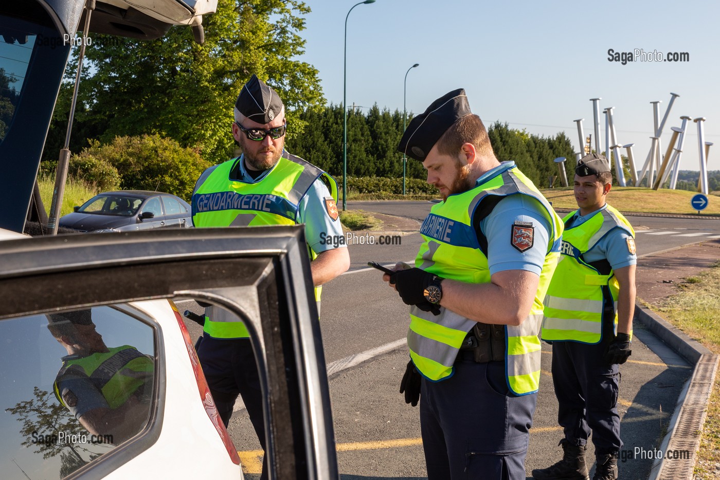 CONTROLE ROUTIER DE GENDARMERIE, VERIFICATION DE PAPIER PENDANT LE CONFINEMENT, RUGLES, EURE, FRANCE 