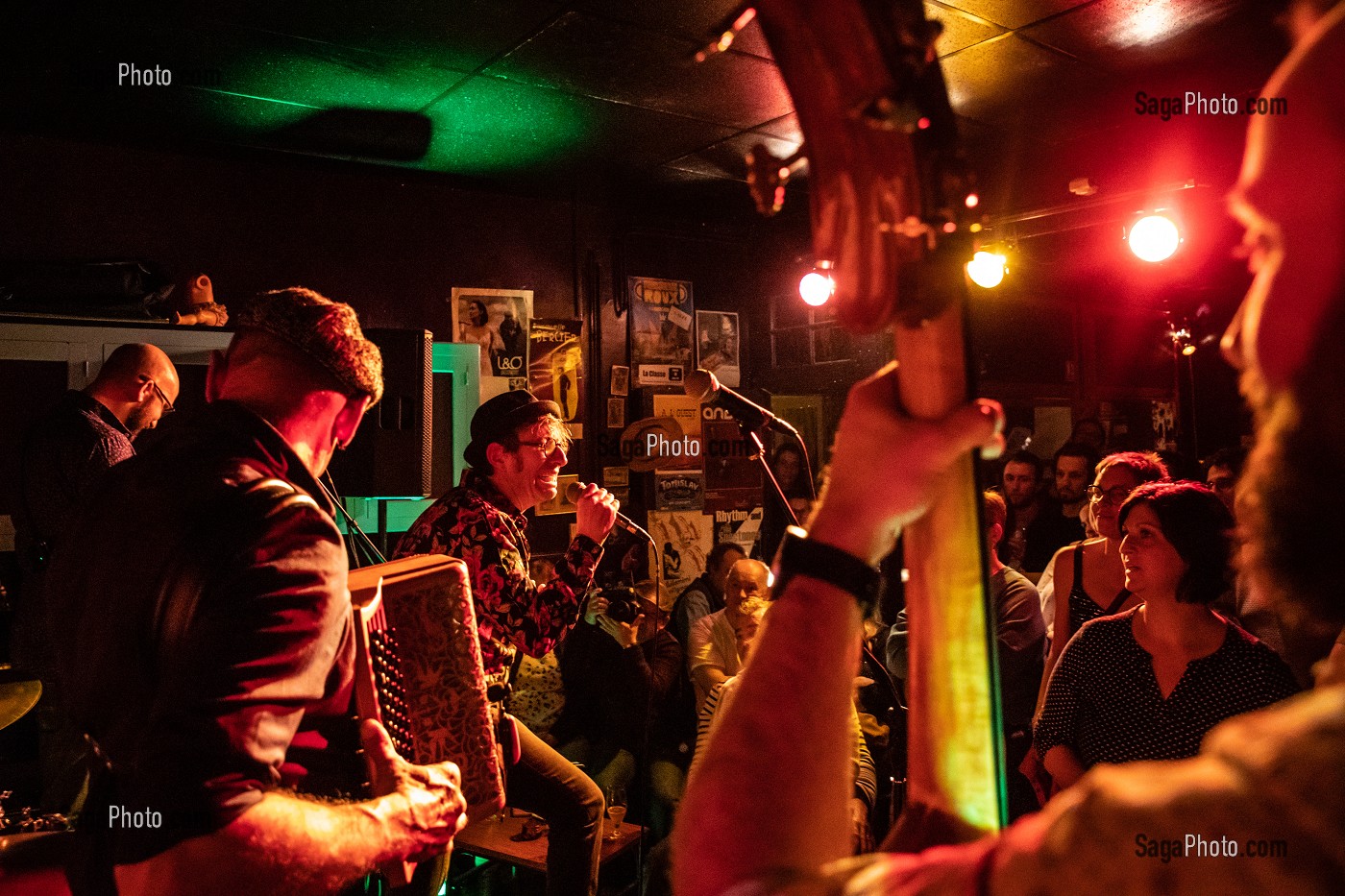 CHANTEUR ET MUSICIENS DU GROUPE LES MEGOTS FACE A LEUR PUBLIC, CAFE-CONCERT LA CLASSE, SAINT-HILAIRE-SUR-RISLE, ORNE, NORMANDIE, FRANCE 