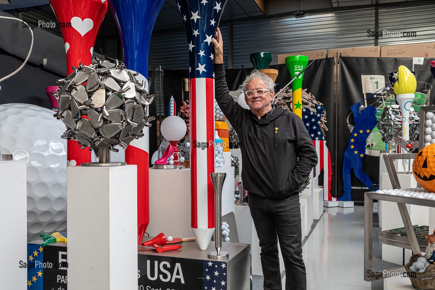 HUBERT PRIVE, ARTISTE SCULPTEUR AU MILIEU DE SES OEUVRES SUR LE THEME DU GOLF DANS SON ATELIER, VERNEUIL-SUR-AVRE, NORMANDIE, FRANCE 