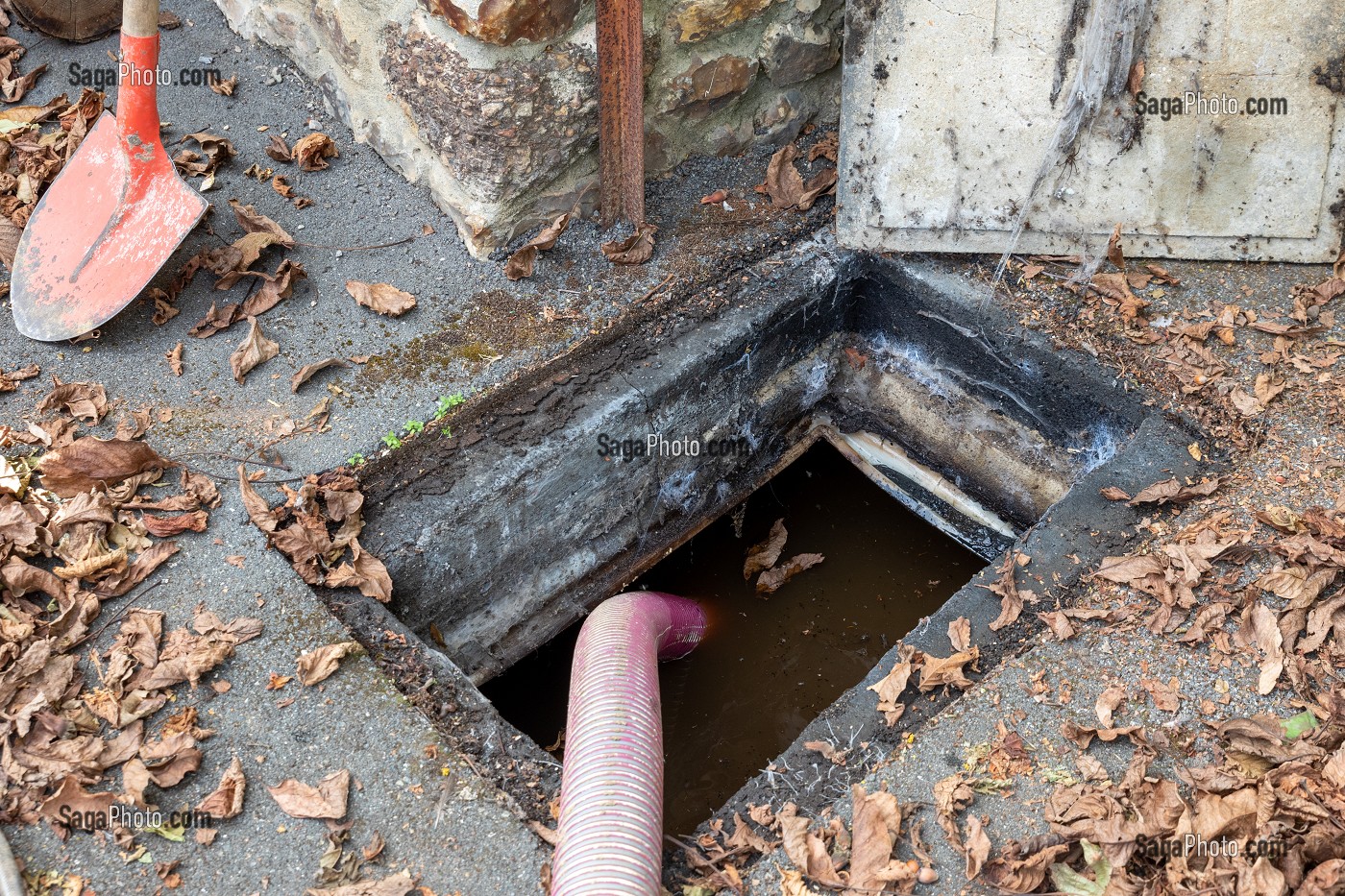 VIDANGE ET NETTOYAGE DE LA FOSSE SEPTIQUE PAR ASPIRATION, ASSAINISSEMENT, RUGLES, FRANCE 