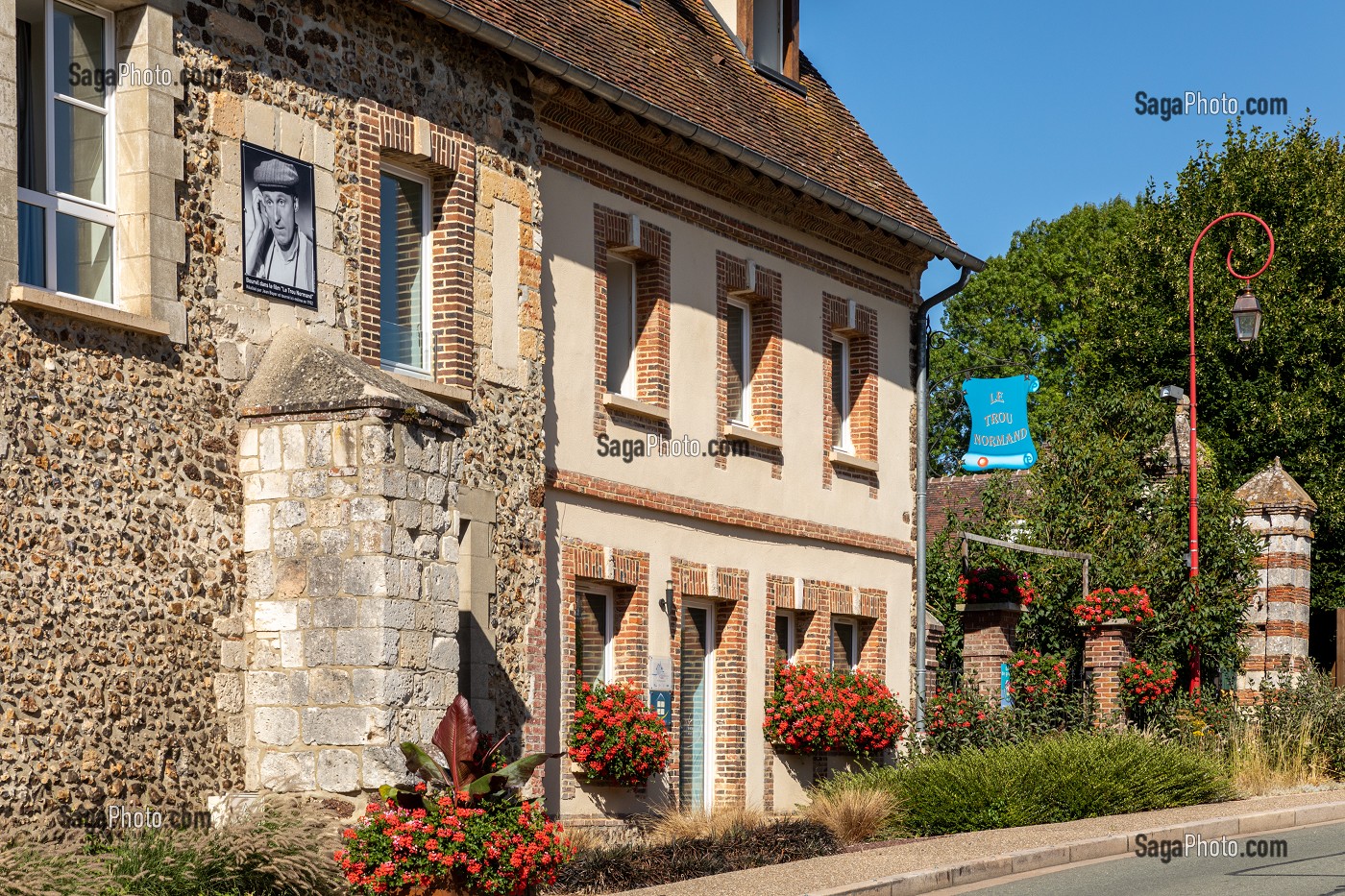 GITE RURAL DU TROU NORMAND AYANT SERVI DE DECOR AU FILM DE JEAN BOYER AVEC BOURVIL ET BRIGITTE BARDOT, LA VIEILLE-LYRE, NORMANDIE, FRANCE 