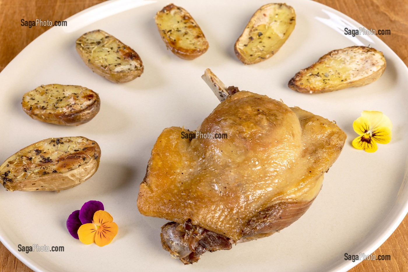 CUISSE DE CONFIT DE CANARD, PRODUCTEUR DE FOIE GRAS ET DE CONSERVES A BASE DE CANARD, DOMAINE DE VOISIN, TILLAY-LE-PENEUX, EURE-ET-LOIR, FRANCE 