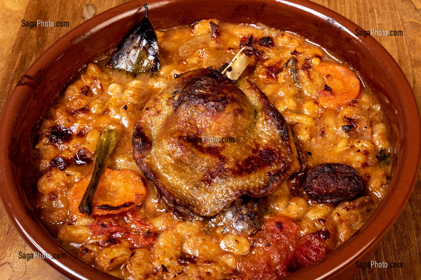 CASSOULET AU CONFIT DE CANARD, PRODUCTEUR DE FOIE GRAS ET DE CONSERVES A BASE DE CANARD, DOMAINE DE VOISIN, TILLAY-LE-PENEUX, EURE-ET-LOIR, FRANCE 