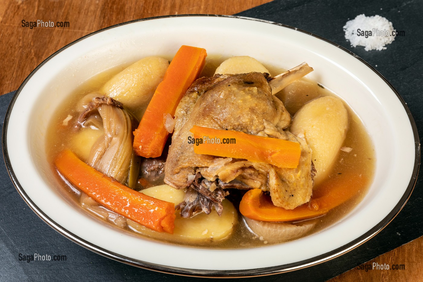 POT AU FEU AU CONFIT DE CANARD, PRODUCTEUR DE FOIE GRAS ET DE CONSERVES A BASE DE CANARD, DOMAINE DE VOISIN, TILLAY-LE-PENEUX, EURE-ET-LOIR, FRANCE 