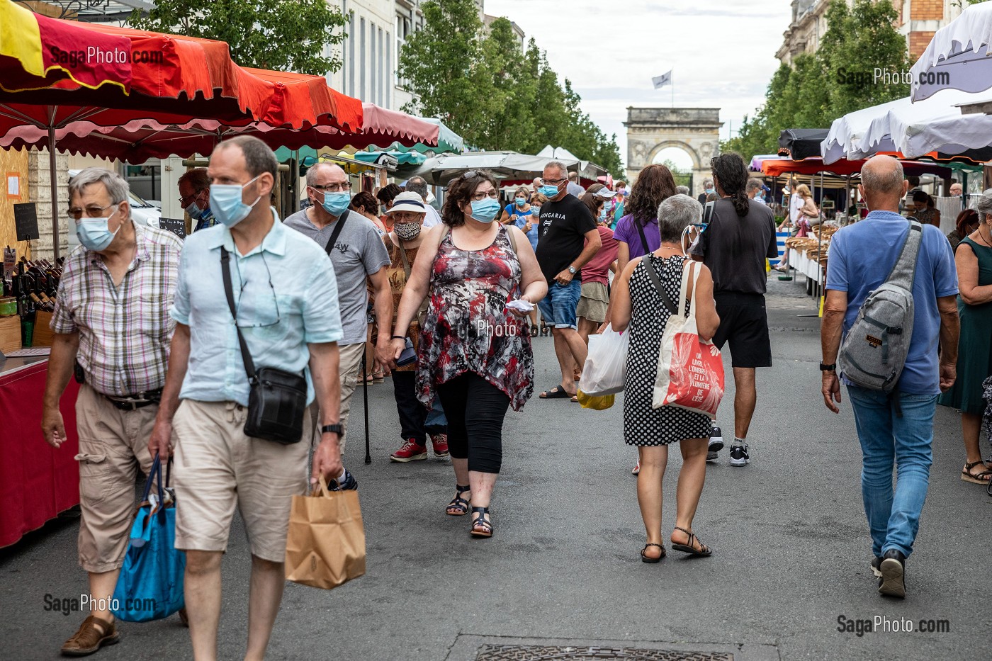 MARCHE AVEC LE PORT DU MASQUE OBLIGATOIRE, ROCHEFORT, CHARENTE-MARITIME, FRANCE 