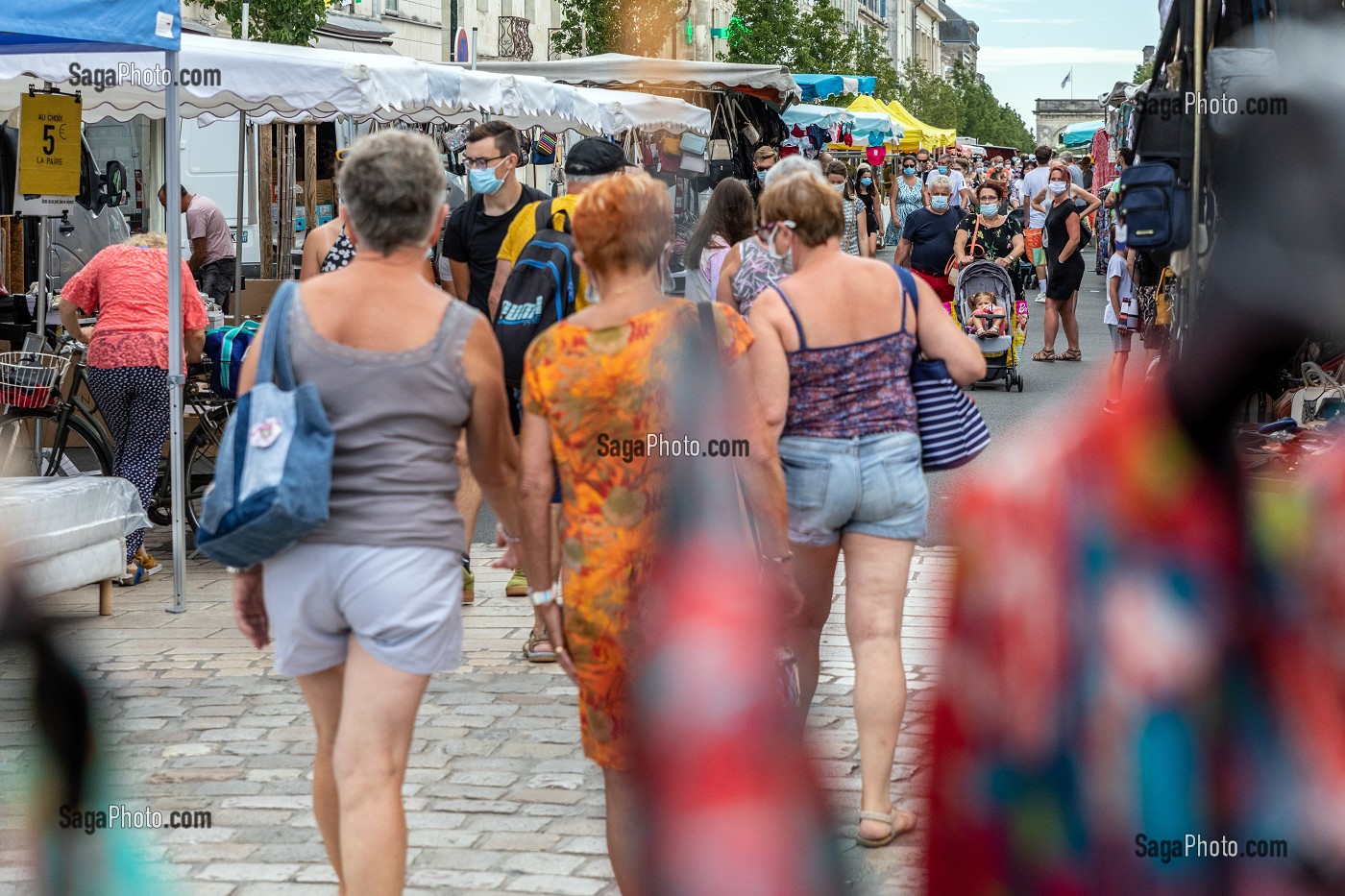 MARCHE AVEC LE PORT DU MASQUE OBLIGATOIRE, ROCHEFORT, CHARENTE-MARITIME, FRANCE 