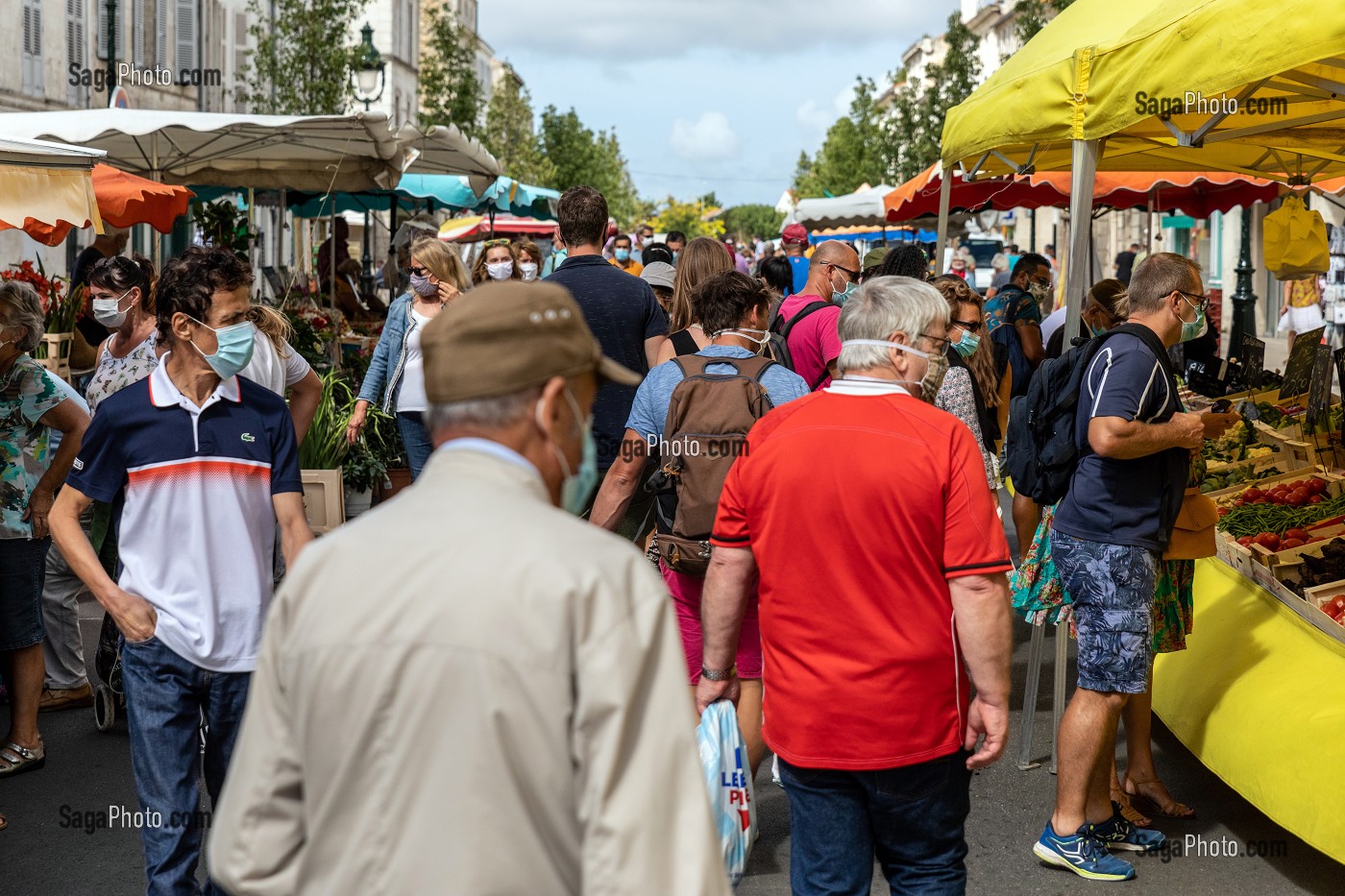 MARCHE AVEC LE PORT DU MASQUE OBLIGATOIRE, ROCHEFORT, CHARENTE-MARITIME, FRANCE 