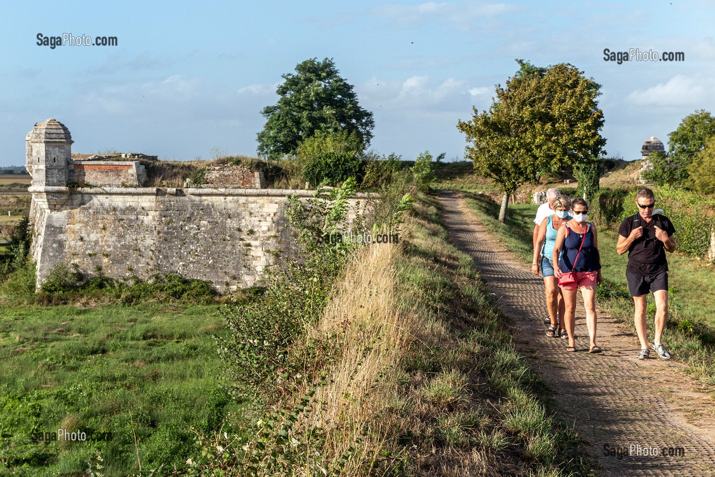 BALADE SUR LE CHEMIN DE RONDE, VILLE FORTIFIEE DE BROUAGE, CHARENTE-MARITIME, FRANCE 