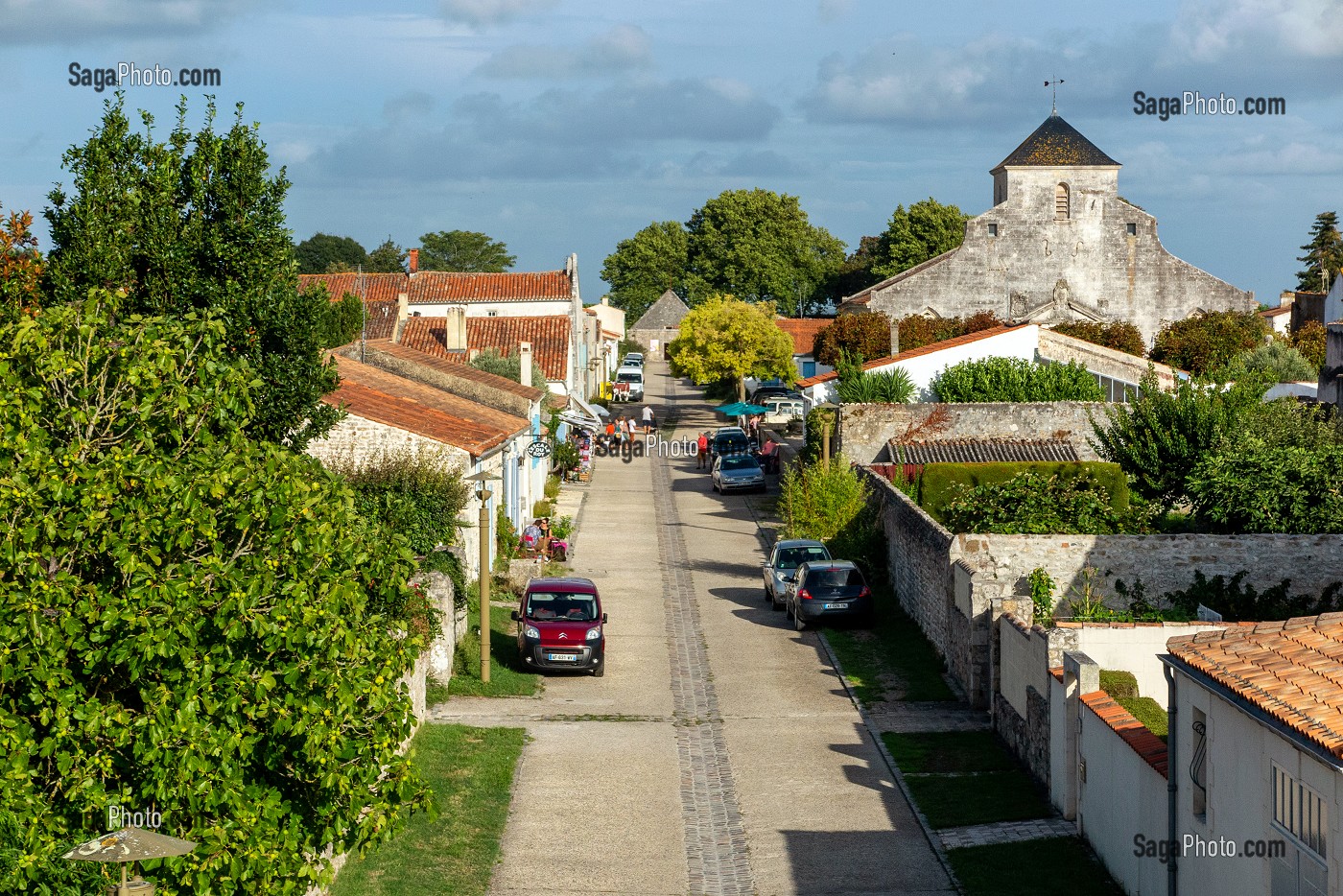 EGLISE ET VILLAGE, VILLE FORTIFIEE DE BROUAGE, CHARENTE-MARITIME, FRANCE 