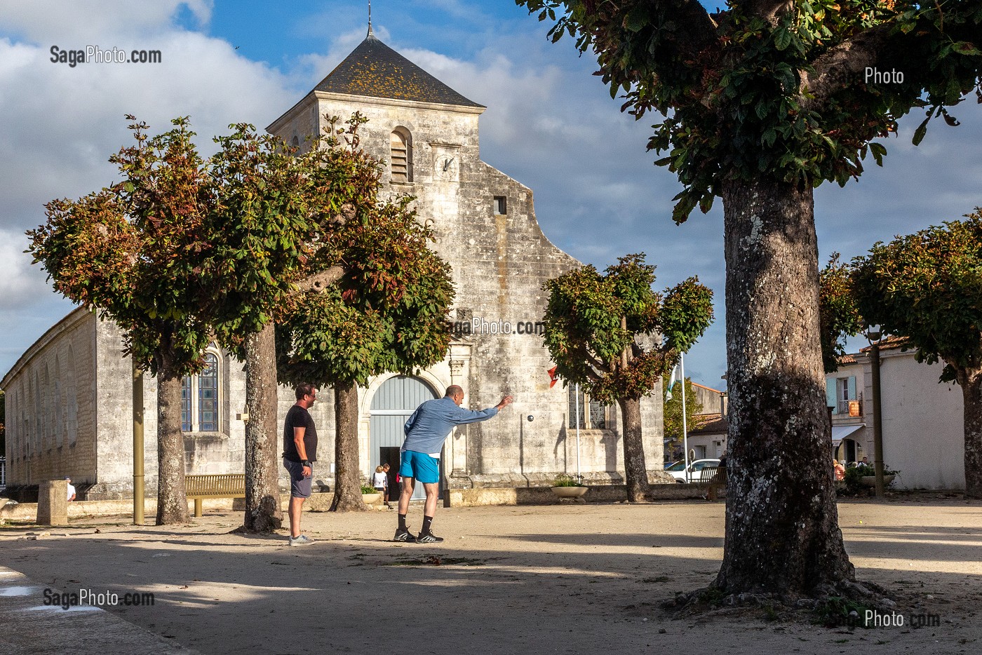 PARTIE DE PETANQUE DEVANT L'EGLISE, VILLE FORTIFIEE DE BROUAGE, CHARENTE-MARITIME, FRANCE 