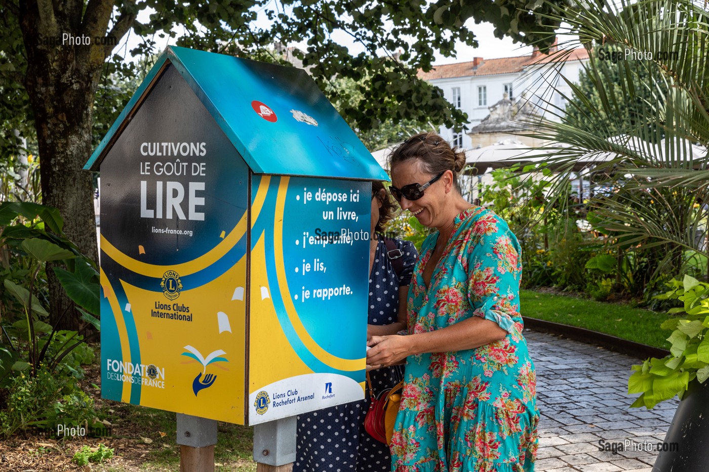 BOITE A LIVRE FINANCEE PAR LA FONDATION DU LIONS CLUB DE FRANCE, PLACE COLBERT, ROCHEFORT, CHARENTE-MARITIME, FRANCE 