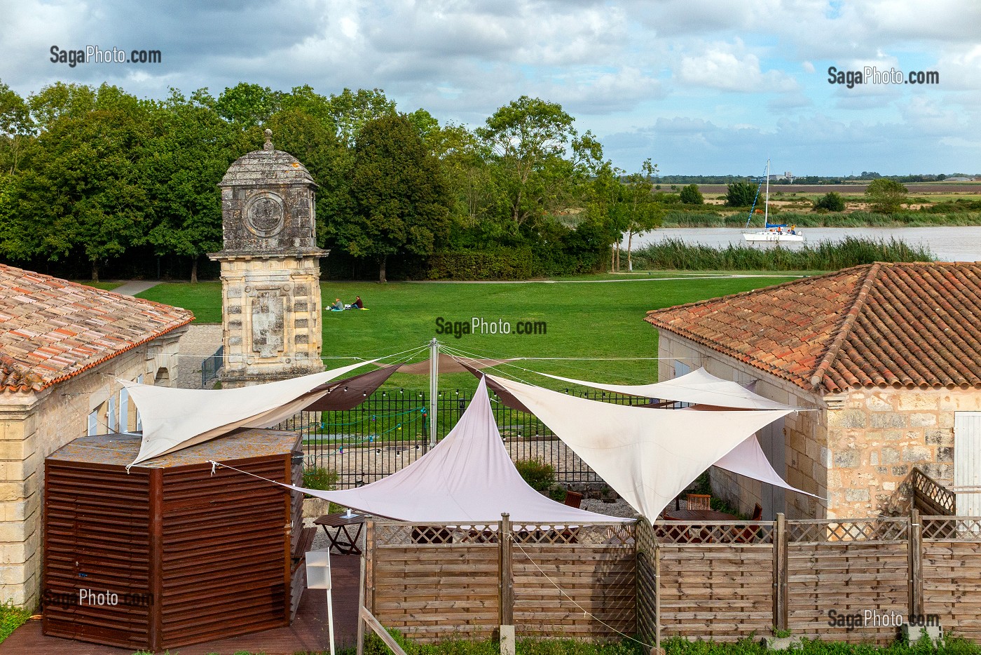 RESTAURANT LES LONGITUDES AU BORD DE LA CHARENTE ANNEXE DE LA CORDERIE ROYALE, ROCHEFORT, CHARENTE-MARITIME, FRANCE 