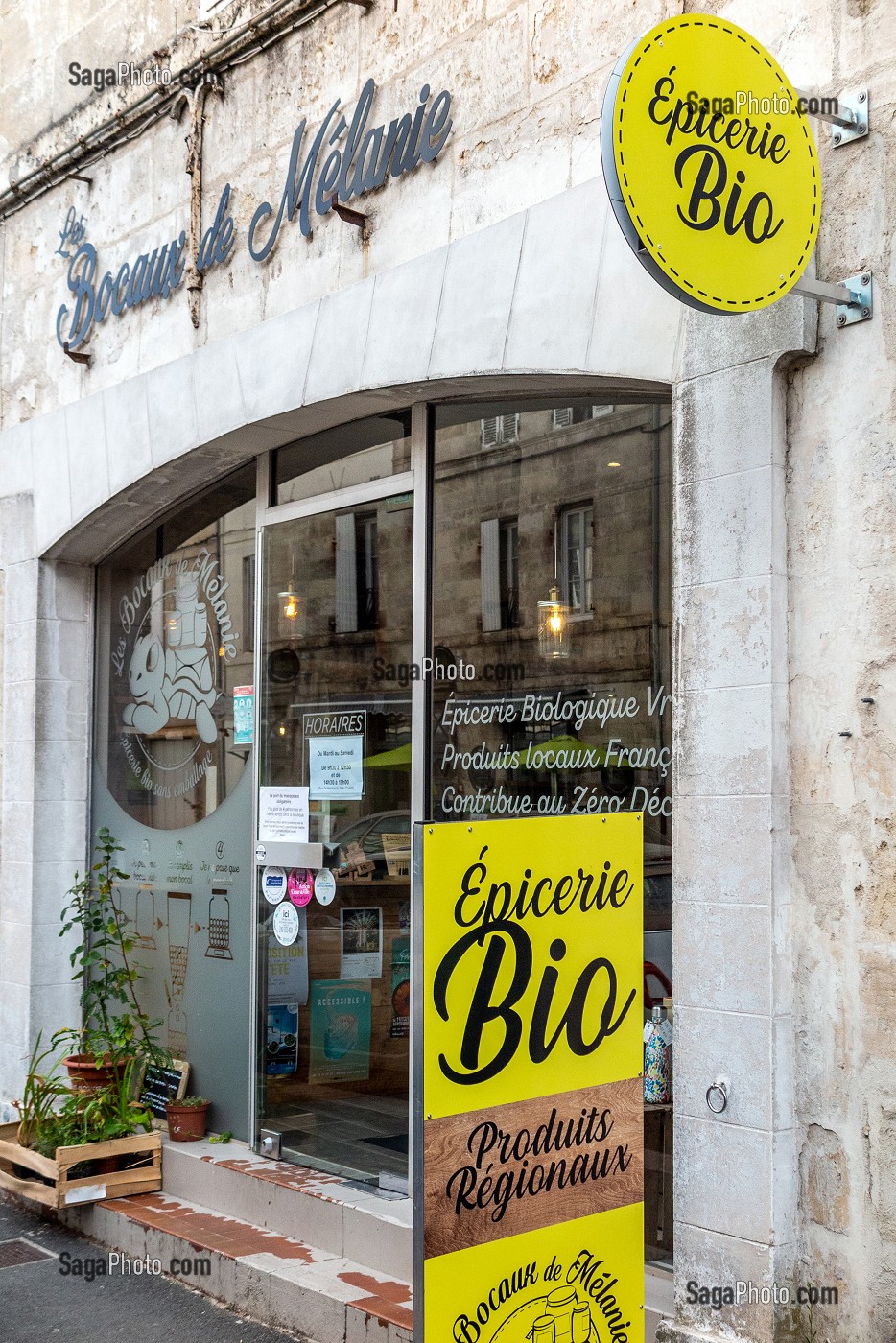 MAGASIN EPICERIE BIO DE PRODUITS REGIONAUX, LES BOCAUX DE MELANIE, ROCHEFORT, CHARENTE-MARITIME, FRANCE 